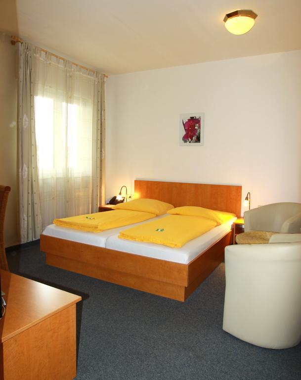 Hotel Goldener Hirsch Friedrichshafen Room photo